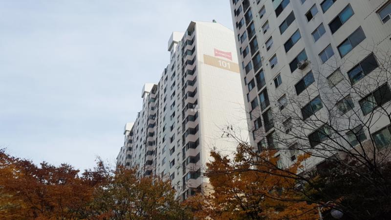 2000년에 입주한 단지여서 다소 세월의 흔적은 보이지만 깔끔하게 관리된 모습이에요