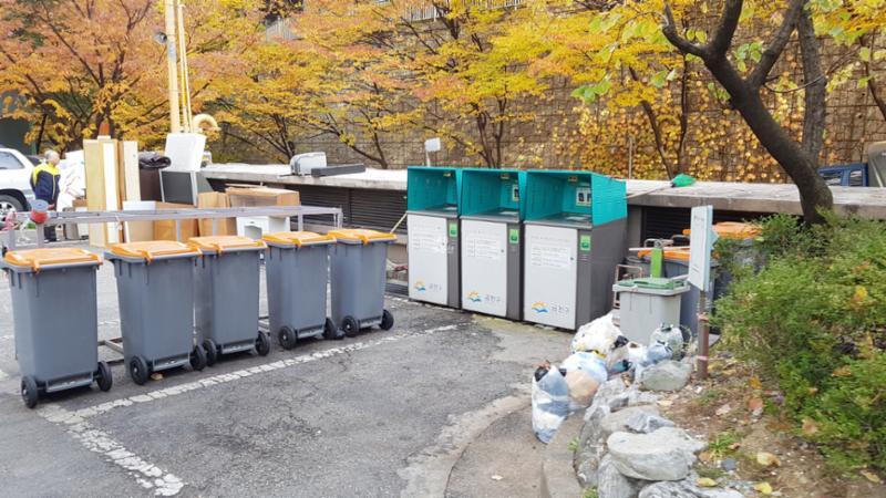 단지 한쪽에 마련된 분리수거장이에요