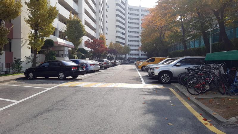 단지내 현관으로 바로 연결되는 도로 입니다