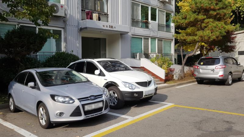 현관앞에 위치하고있어 편리하게 이용할 수 있어요 단 후면주차 안되요~~ 잔디가 아파해요