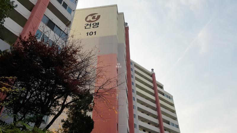 1989년에 입주한 단지여서 다소 세월의 흔적은 보이지만 페인트로 재마감해 깔끔한 외관을 자랑합니다