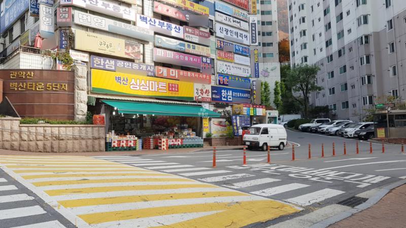 단지의 이미지를 높여주고 아파트 가치를 드높여 주는 멋스러운 대형 문주가 마련된 정문이에요