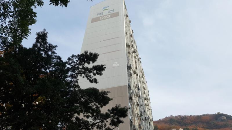 2004년 8월에 지어진 단지인 만큼 부분적으로 연식이 느껴지지만 전체적으로 깔끔하게 관리된 단지 외관이에요