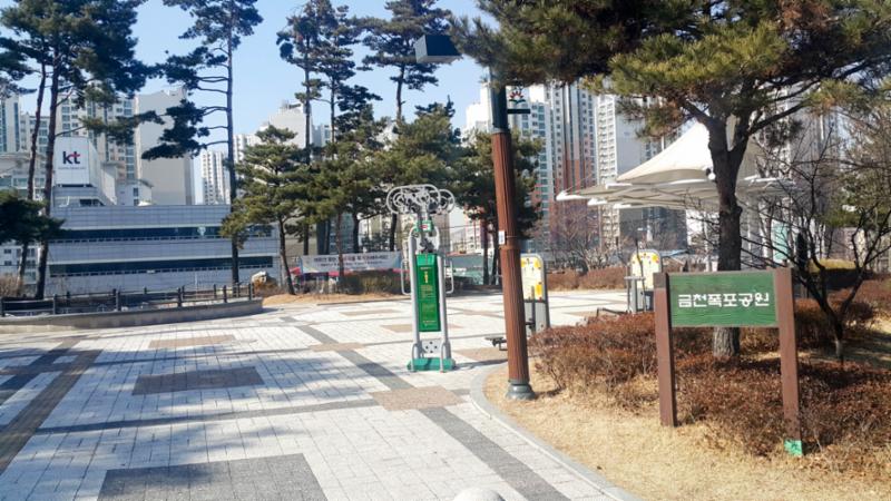 단지 주변에 금천폭포공원이 위치하고 있습니다