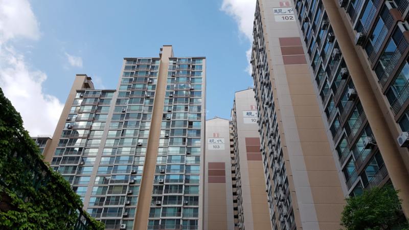 고급스러운 디자인과 차별화된 분위기로 단지의 품격을 한층 더 높이는 현대아파트 단지전경 모습이에요