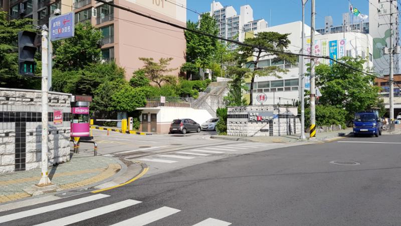단지의 이미지를 높여주고 아파트 가치를 드높여 주는 멋스러운 대형 문주가 마련된 정문이에요