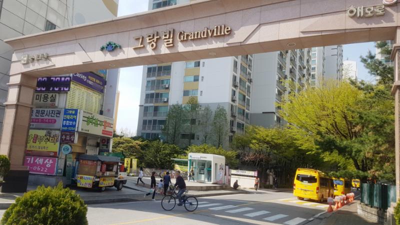 멋스러운 문주가 돋보이는 단지 정문이에요