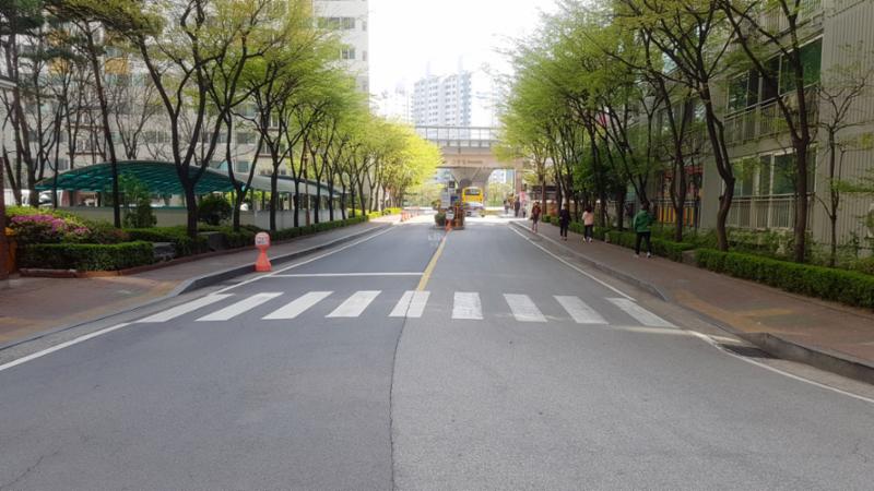 벽돌 타일로 지어진 보행로에요