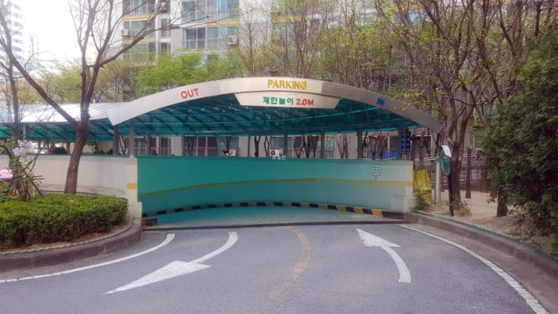 지하로 연결되어 있는 지하주차장 출입구에요