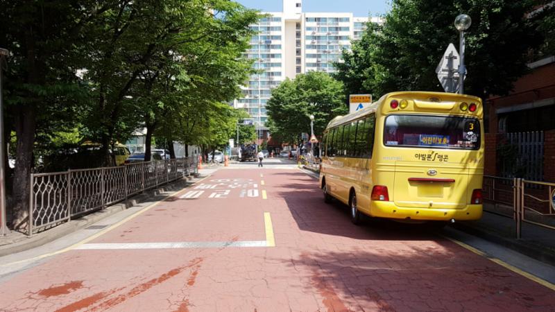 벽돌 타일로 지어진 보행로에요
