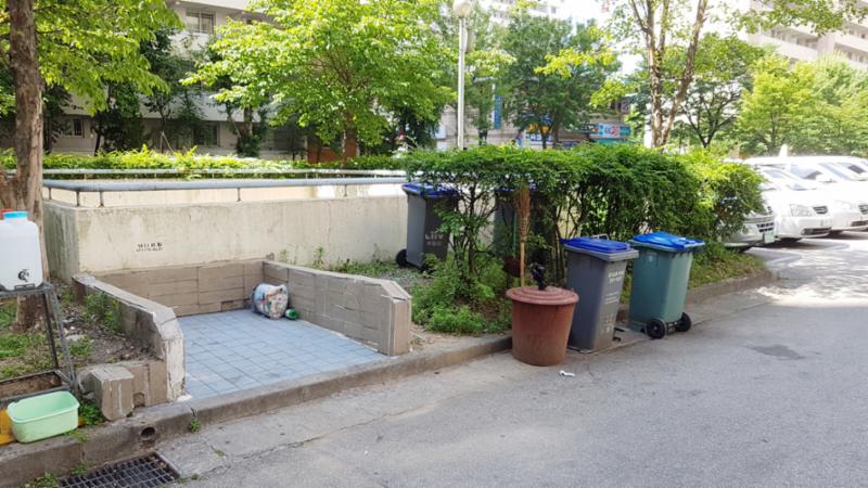 주민들의 이동 경로를 배려해 주차장 외진곳에 마련된 분리수거장이에요