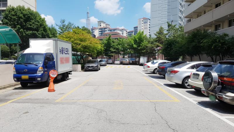 보도블록으로 깔끔하게 마감된 평지로 된 보행로구요