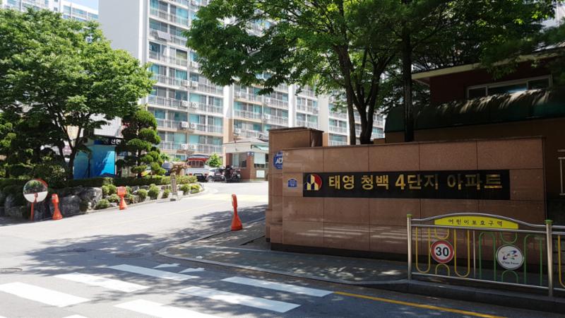 대리석으로 깔끔하게 시공된 정문 입구 모습이에요