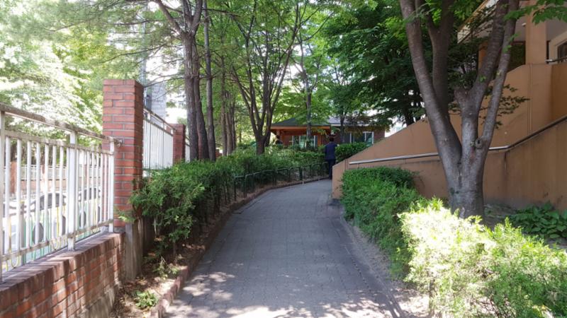 단지를 따라 걸으며 자연을 느낄 수 있는 쾌적한 단지 내 산책로구요