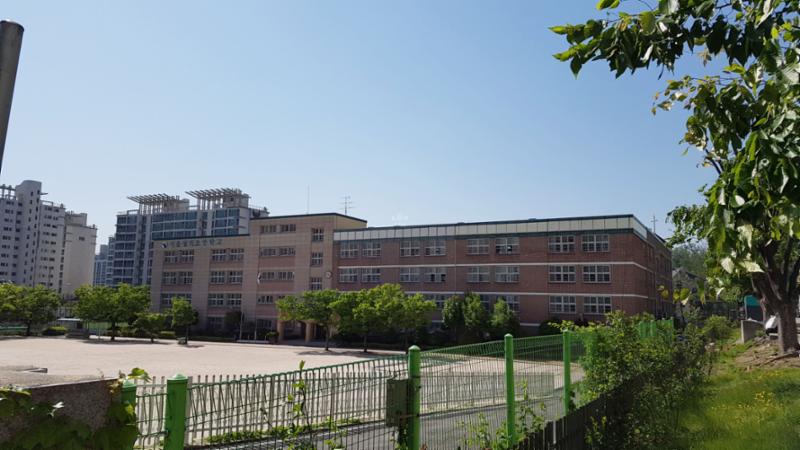 단지 주변으로 배정학교인 월계초등학교가 있습니다