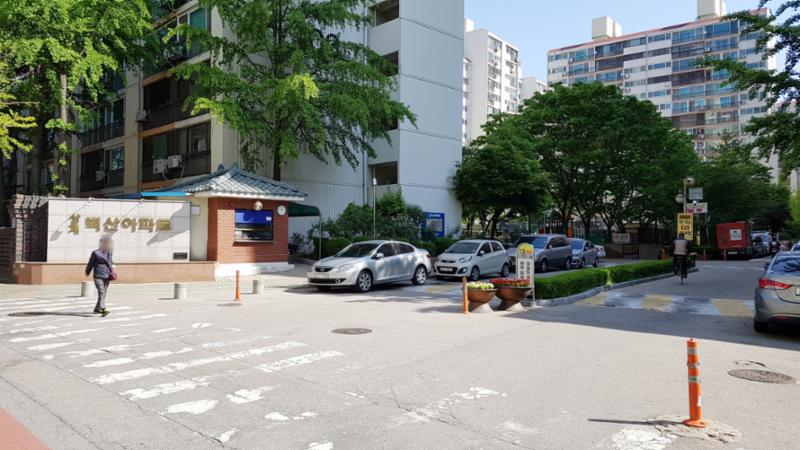 멋스러운 문주가 돋보이는 단지 정문이에요