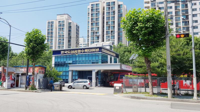보람 아파트 단지 주변에 위치한 터미널 모습입니다