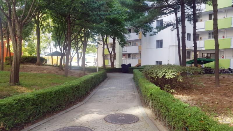 벽돌 타일로 지어진 보행로에요