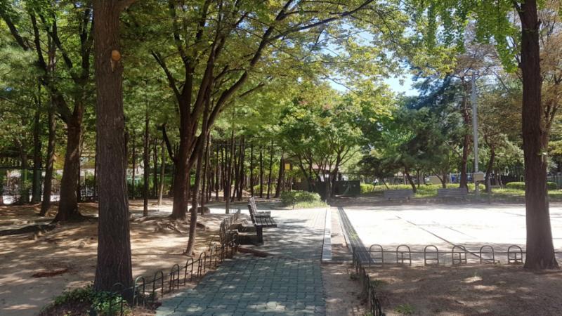 단지를 따라 걸으며 자연을 느낄 수 있는 쾌적한 단지 내 산책로구요