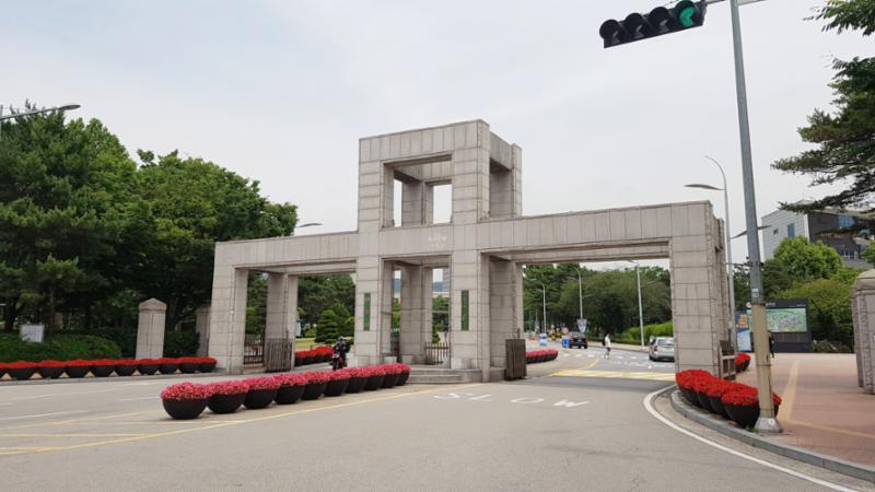 공릉동에 위치한 국립종합대학인 서울과학기술대학교가 있습니다