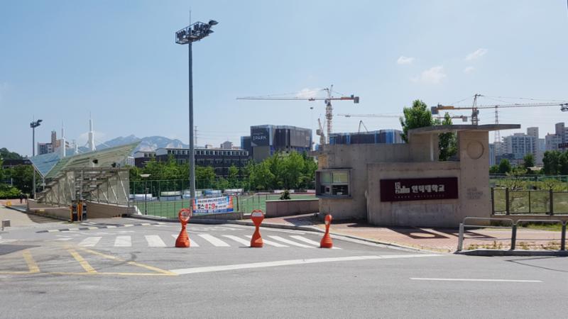 단지와 인접해 있는 인덕대학교입니다