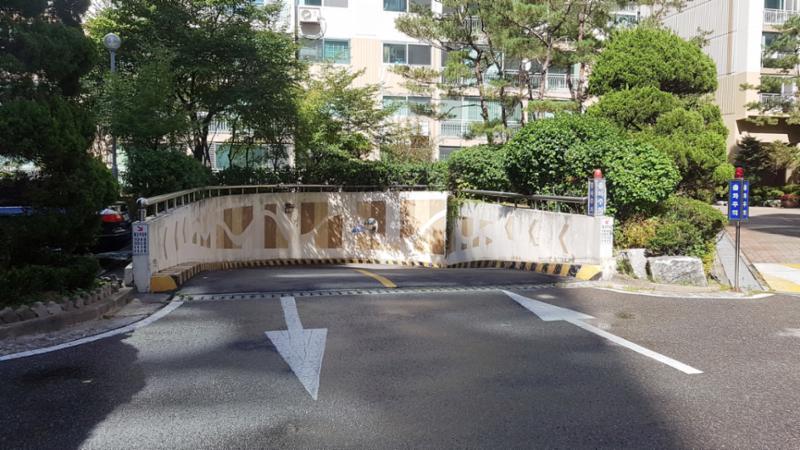 지하로 연결되어 있는 지하주차장 출입구이에요
