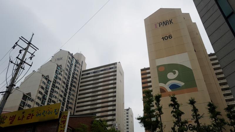1999년 12월에 지어진 단지인 만큼 부분적으로 연식이 느껴지지만 전체적으로 양호하게 관리된 단지 외관이에요