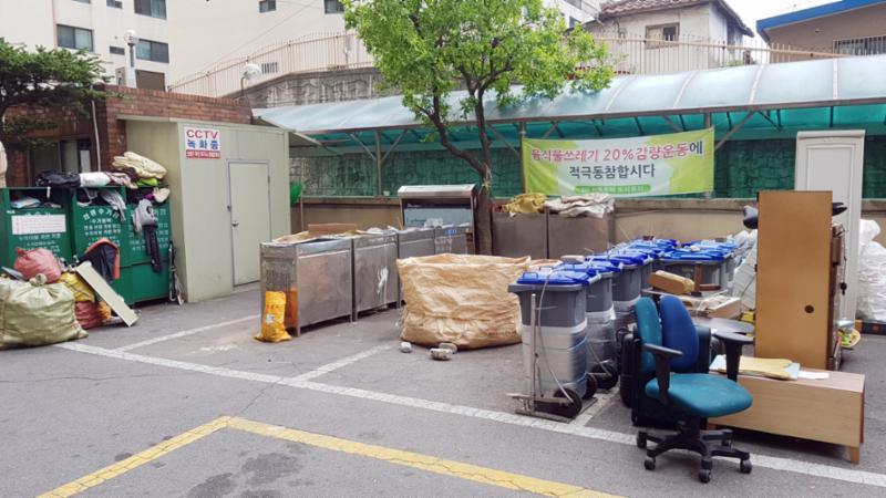 지하주차장 쪽에 위치한 분리수거장이에요