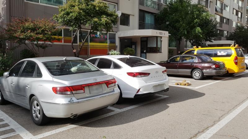 현관과 바로 연결되는 지상주차장입니다