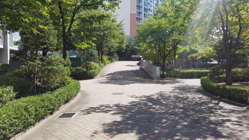 단지 내부를 가로지르는 도로입니다