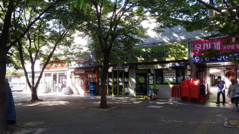 단지 내 상가가 배치되어 있고 다양한 업종의 상가들이 입점해 입주민들이 멀리 가지 않아도 편리하게 이용할 수 있도록 신경 쓴 모습이에요