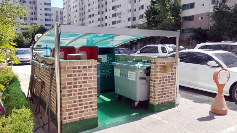 주민들의 이동 경로를 배려해 주차장 외진곳에 마련된 분리수거장이에요