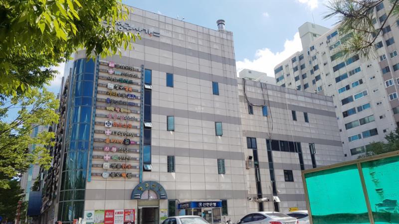 정문 주변으로 상가가 조성되어 있으며, 음식점, 교회, 미용실, 세탁소, 학원 등 다양한 상가들이 입점해 있어요