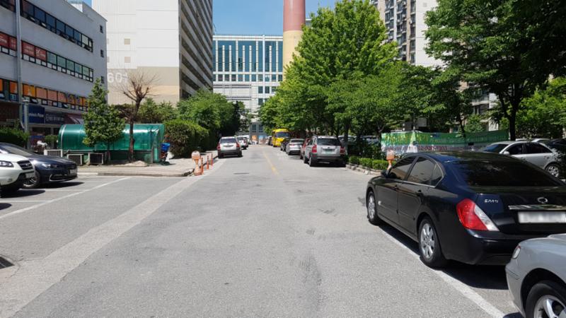 아파트와 연결되어 있는 산책로가 조성되어 있어요