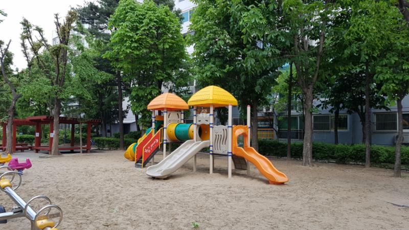아이들이 뛰어놀 수 있는 놀이터예요