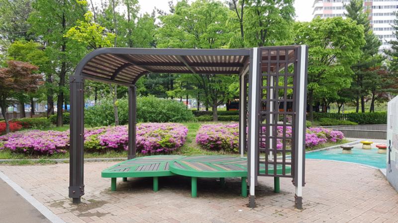 단지 곳곳에 마련된 휴게시설입니다