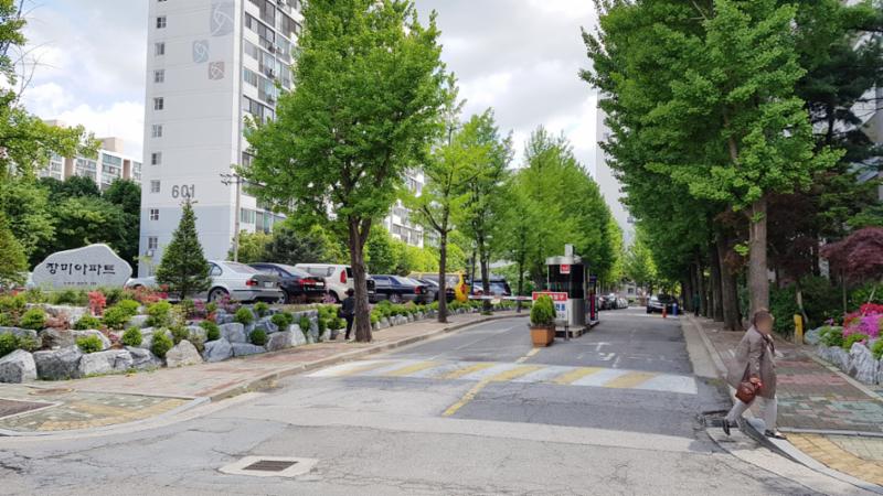 단지 정문이에요