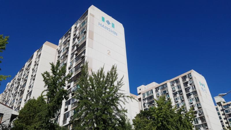 아파트의 깔끔하고 세련된 전경 사진이에요