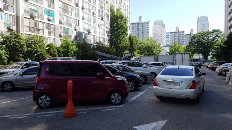 단지 내 지상주차장 모습이에요