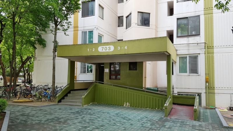 703동 공동현관이에요