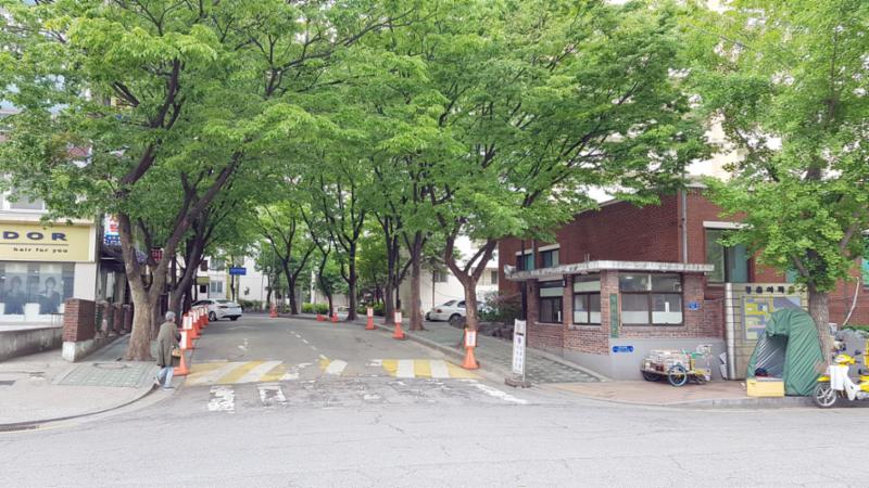 청솔아파트 정문이에요