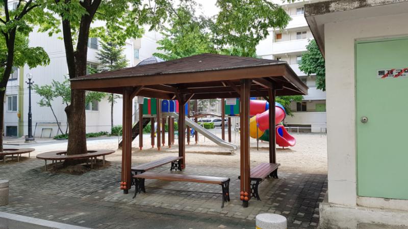 단지 내에 설치되어 있는 쉼터예요
