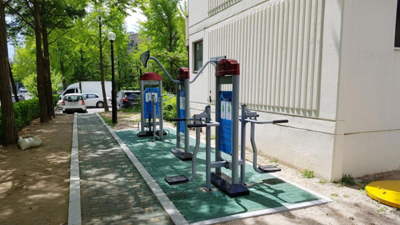 단지 내 입주민들의 건강을 생각한 운동기구가 단지 곳곳에 설치되어 있어 가족들과 산책하면서 운동을 즐기기에 좋아요