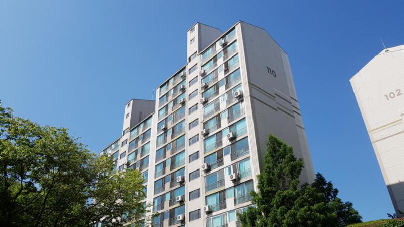 단지만의 특별한 외관 디자인으로 고급스러움이 느껴지는 단지 모습이에요