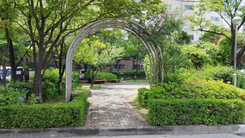 단지 내 조경이에요
