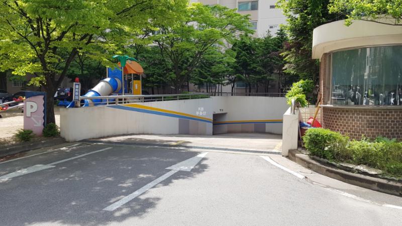 지하로 연결되어 있는 지하주차장 출입구예요