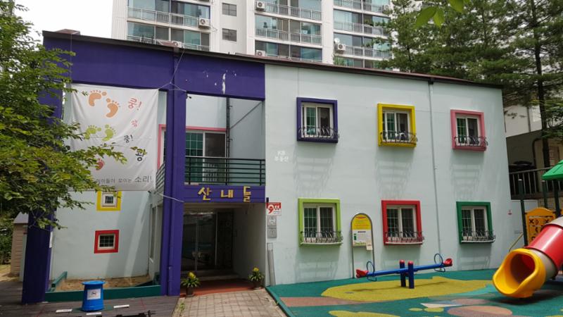 단지 내에 유치원이 있어 통학버스를 이용하지 않고서 도보로 등하원 할 수 있어요~ 통학걱정이 없으며, 안전하게 믿고 맡길수 있어요