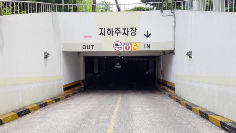 지하로 연결되어 있는 지하주차장 출입구이에요