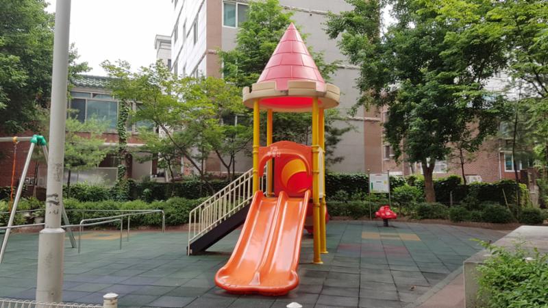 안전 바닥재 사용으로 아이들이 더 안전하게 뛰어놀 수 있고 먼지 없는 쾌적한 놀이터에요