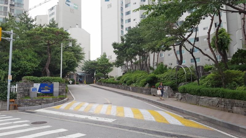 차량 출입기가 설치되어 있고 출입구에 경비초소가 있어 외부차량의 출입을 안전하게 관리하고 있어요
